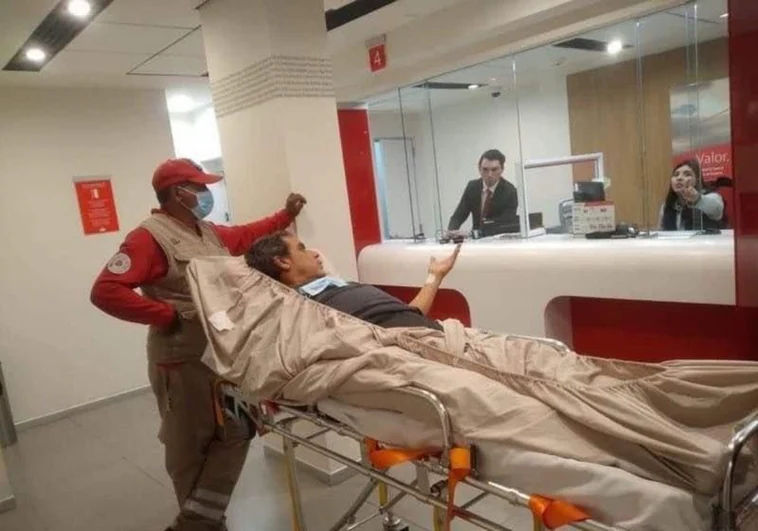 Polémica en México por obligar a un paciente de hospital en camilla a ir a un banco para realizar un trámite