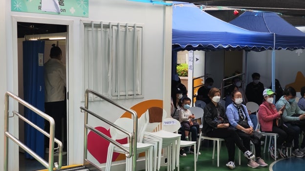 Centro de vacunación instalado en un parque de Hong Kong