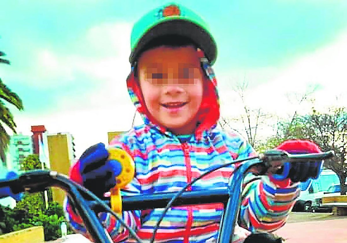 El pequeño Lucio, con su triciclo