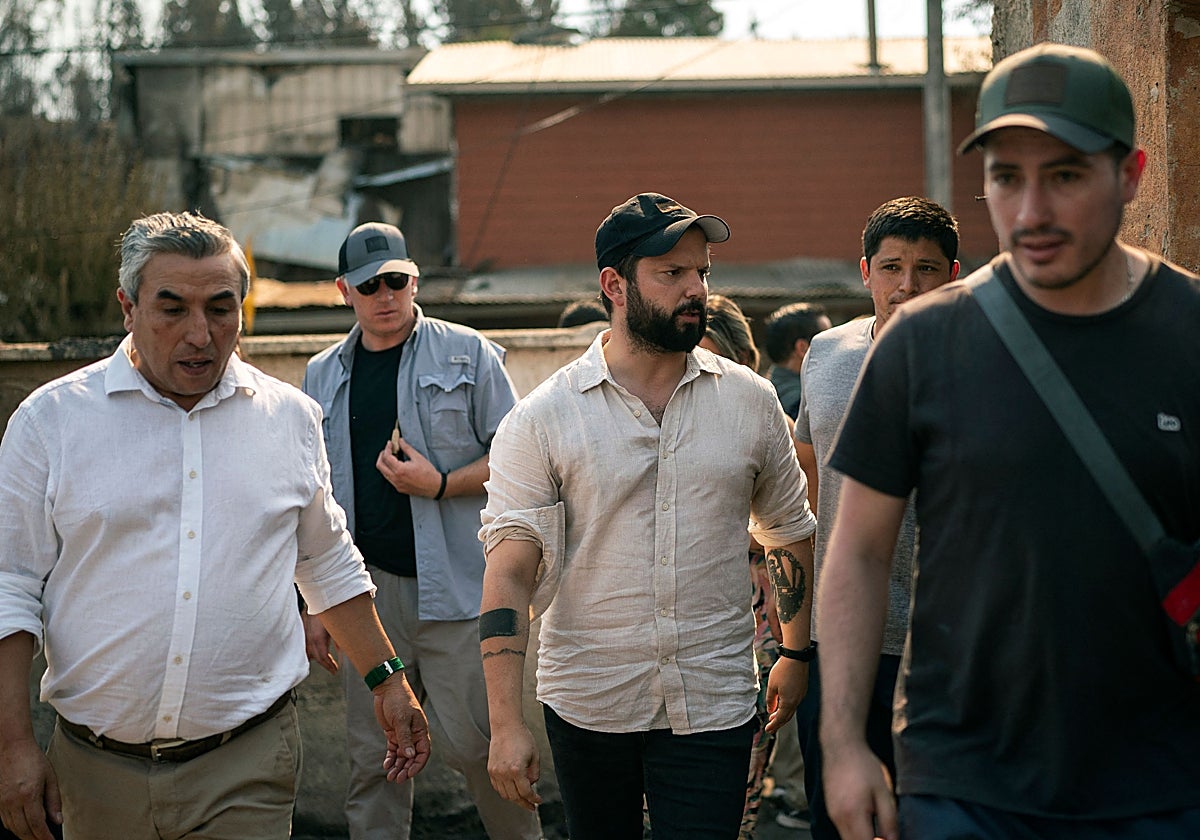El presidente chileno, Gabriel Boric, en los lugares de los incendios que han afectado al país