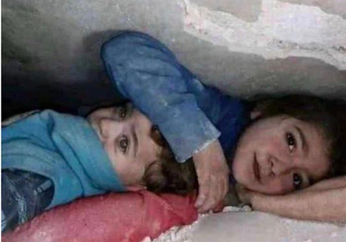 Las hermanas atrapadas durante los escombros han sido rescatadas con vida.