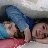 Rescatan a la niña de 7 años que pasó 17 horas protegiendo a su hermana pequeña de ser aplastada por los escombros tras el terremoto