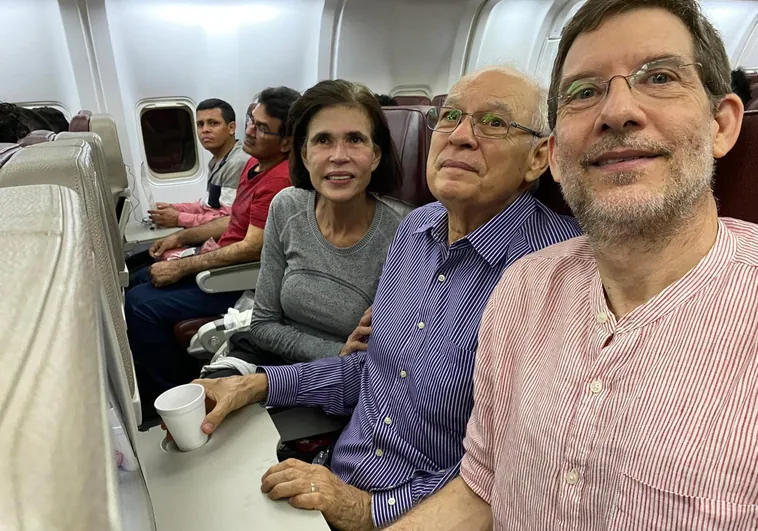 De derecha a izquierda Juan Lorenzo Hollmann, director de La Prensa; Pedro Joaquín Chamorro Barrios, miembro del partido Ciudadanos por la Libertad; Y Cristiana Chamorro Barrios, precandidata presidencial, en el avión que los traslada desde Nicaragua a EE.UU.