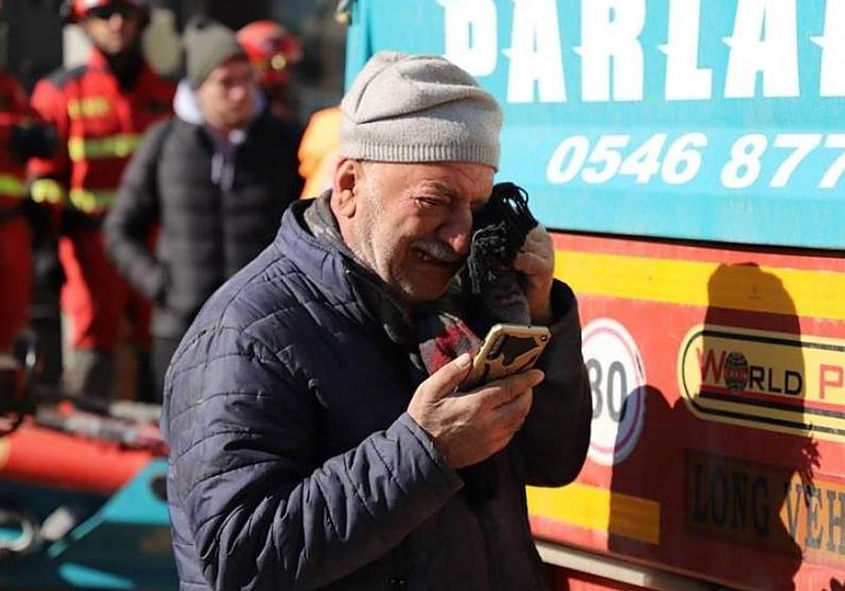 El familiar de uno de los desaparecidos durante la búsqueda