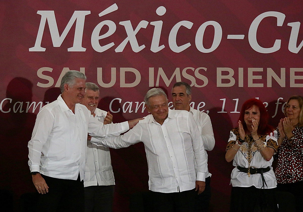El presidente de México, Andrés Manuel López Obrador (c), y su homologo de Cuba, Miguel Díaz-Canel (i), participan en un acto protocolario este fin de semana en el estado de Campeche