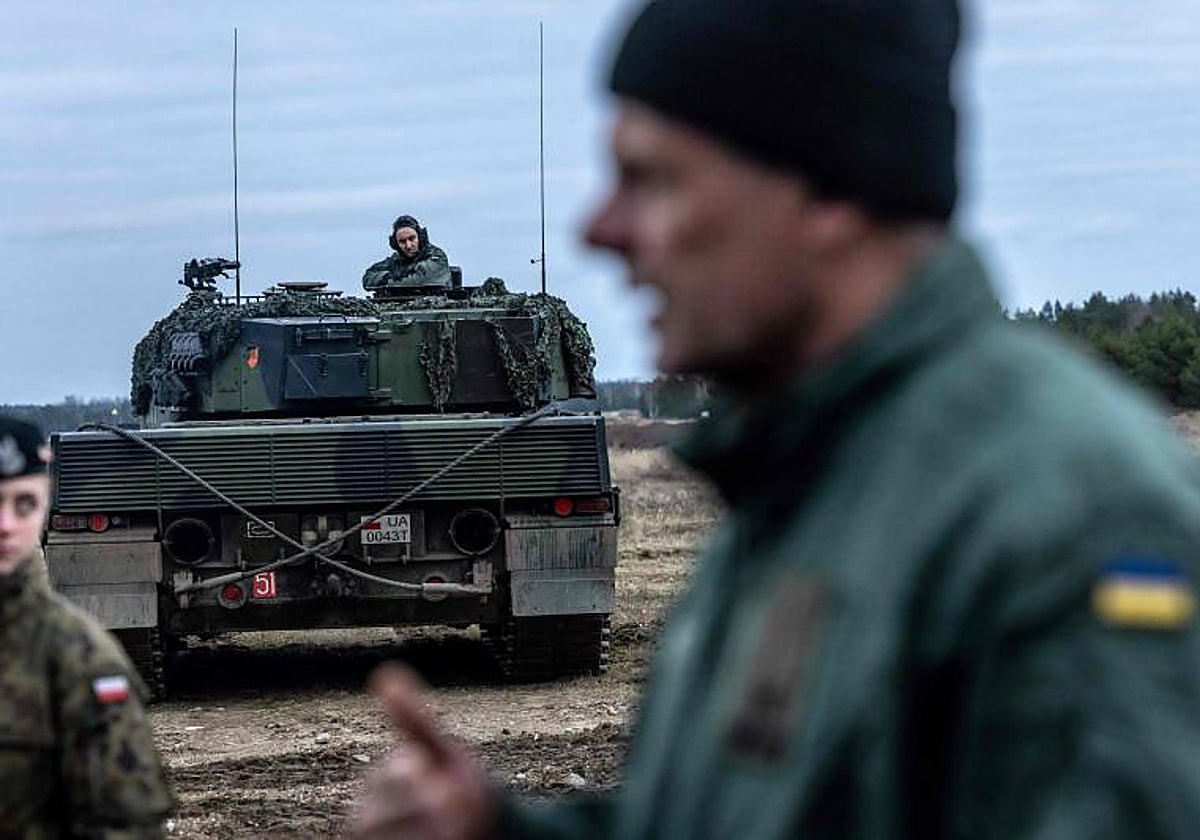 Soldados ucranianos, durante sesiones de entrenamiento militar en Polonia con Leopard 2