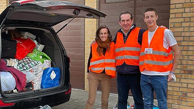 Fátima, Alberto y Diego, en el centro de refugiados de Torwar, en Varsovia