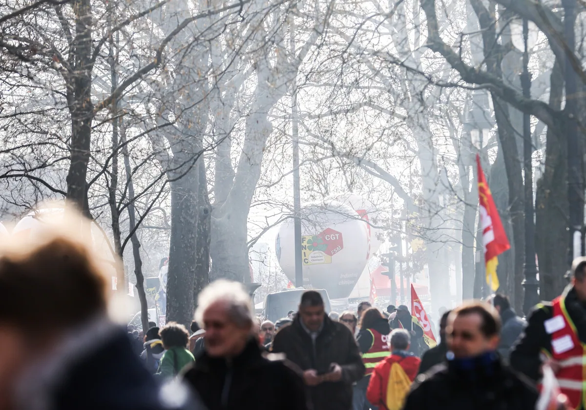 Miles de manifestantes participan este jueves en una nueva protesta contra la reforma del sistema de pensiones impulsada por el Gobierno en París