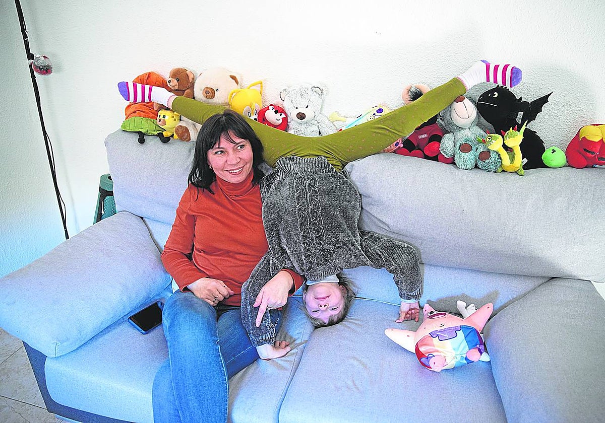 Iryna y la pequeña Sofía, a la que le encanta cantar y bailar