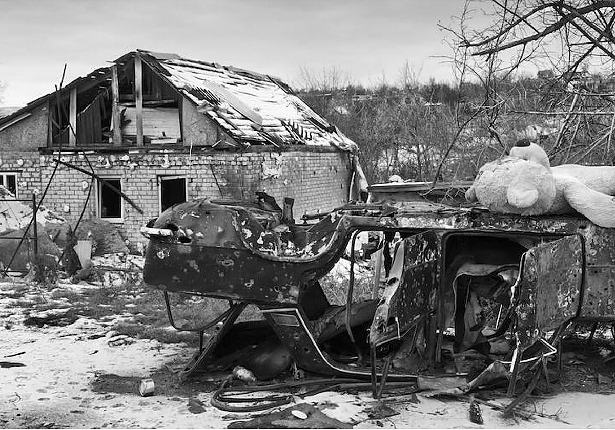 Un sospechoso oso de peluche descansa sobre los restos de un choche destruido en Bohorodychne, Donbass. La localidad de Bohorodychne está totalmente destruida por culpa de los fuertes combates entre las tropas ucranianas y las tropas rusas