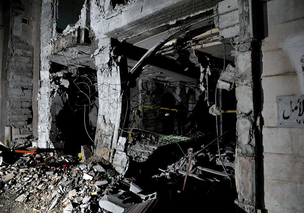 Una vista muestra los daños en el sitio de un ataque con misiles, en el barrio Kafr Sousa del centro de Damasco