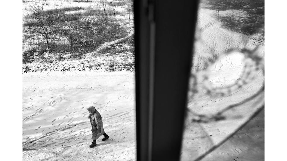 Una mujer camina por una calle de la localidad de Siversk. Esta pequeña localidad esta situada en un punto estratégico en el frente de Bakhmut y Kreminna sobrevive bajo la constante presión de las tropas rusas. Hoy vive sitiada por la artillería rusa