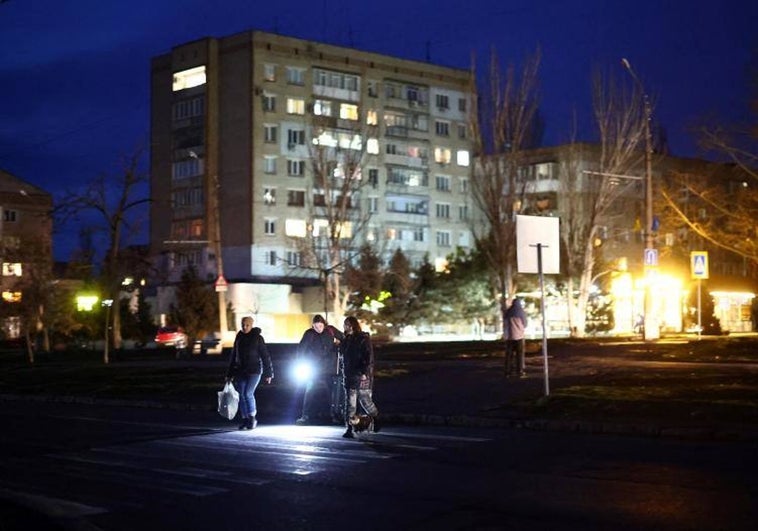 Varados por un pinchazo, en pleno toque de queda, en la carretera de Leópolis a Mykolaiv