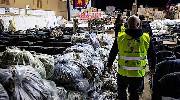 Uno de los centros de voluntarios de Zaporiyia, donde tejen redes de camuflaje para el Ejército