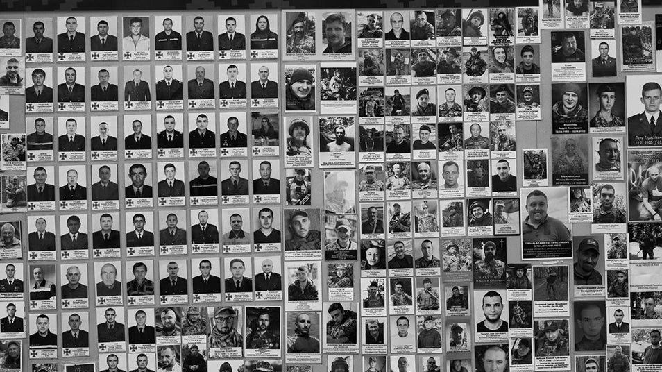 'El muro de la memoria'. na pared del centro de Kiev conocida como el 'Muro de la Memoria', recoge los retratos de los soldados ucranianos caídos combatiendo a las tropas rusas en la guerra