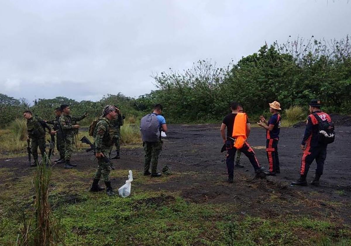 Bomberos y soldados durante la búsqueda de la avioneta estrellada en el volcán Mayon