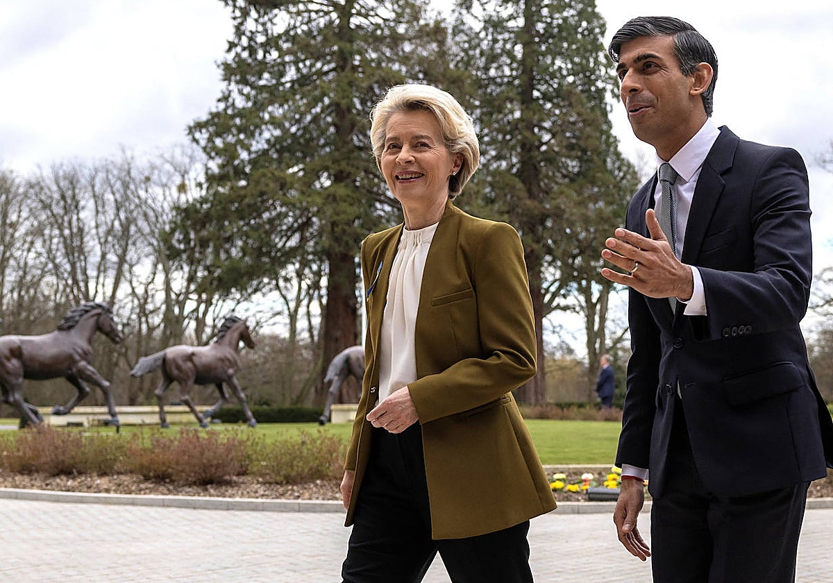 La presidenta de la Comisión Europea, Ursula von der Leyen, con el primer ministro británico, Rishi Sunak