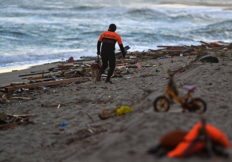 La pregunta que se hace Italia tras la muerte de 62 inmigrantes a doscientos metros de la costa: «¿Se podría haber evitado?»