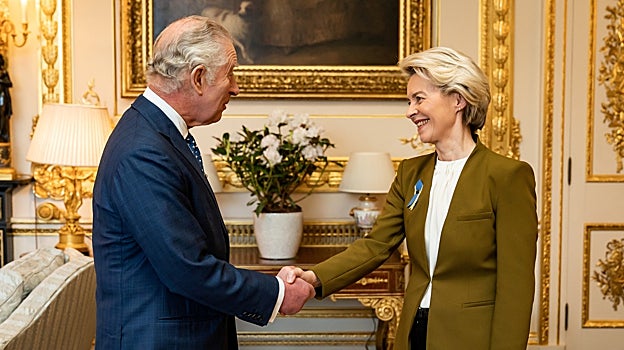 Ursula von der Leyen con el Rey Carlos III