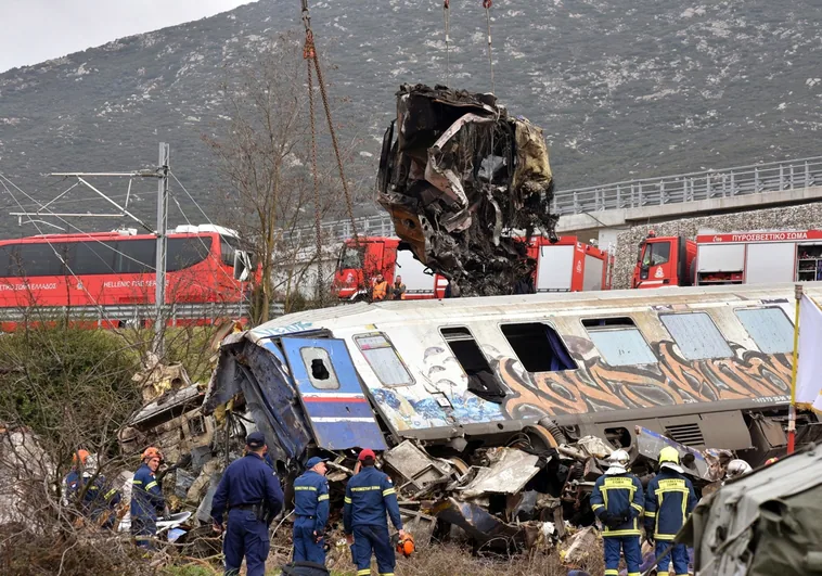 Accidente ferroviario en Grecia: la vía principal no tenía control remoto ni semáforos que funcionaran