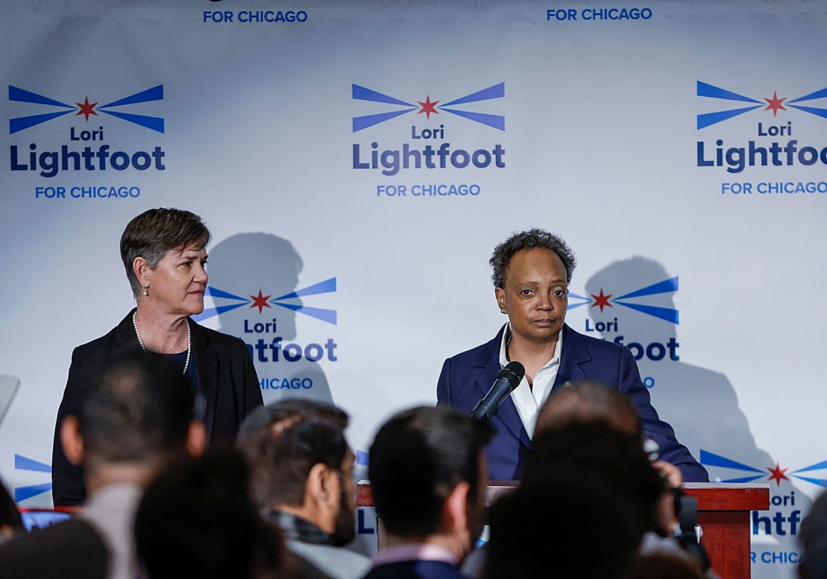 Lori Lightfoot, junto a su mujer, atiende a los medios tras conocer la derrota en las primarias