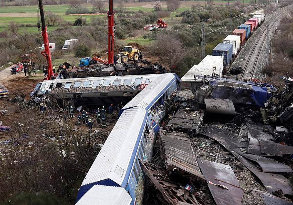 Fotogalería las imágenes del terrible choque de dos trenes en Grecia