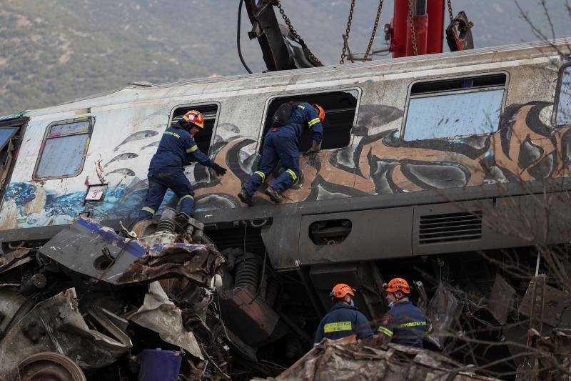 Fotogalería las imágenes del terrible choque de dos trenes en Grecia
