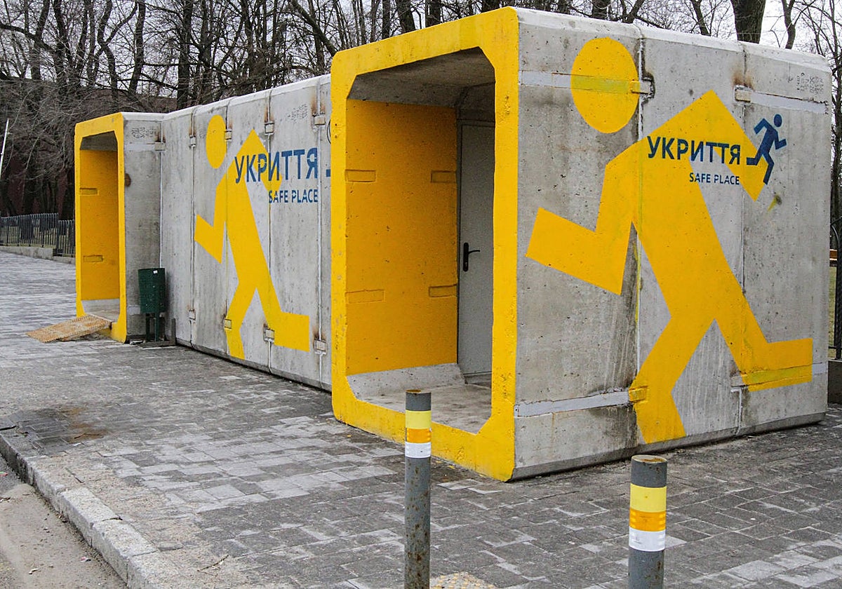 Refugios antiaéreos en las calles de Dnipró