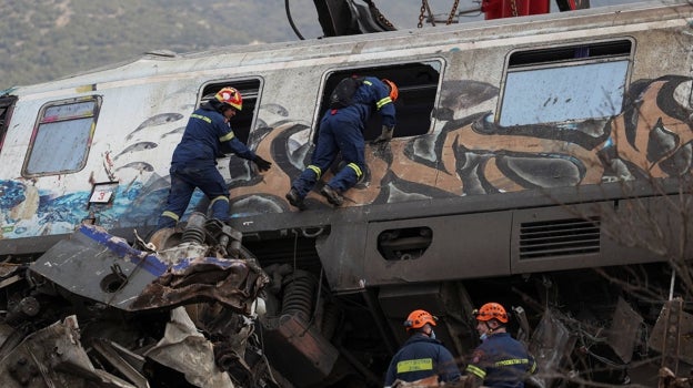 Labores de rescate en uno de los trenes siniestrados en Grecia
