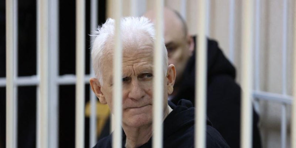 Bielorrusia condena al Nobel de la Paz de 2022 Alés Bialiatski a diez años de prisión