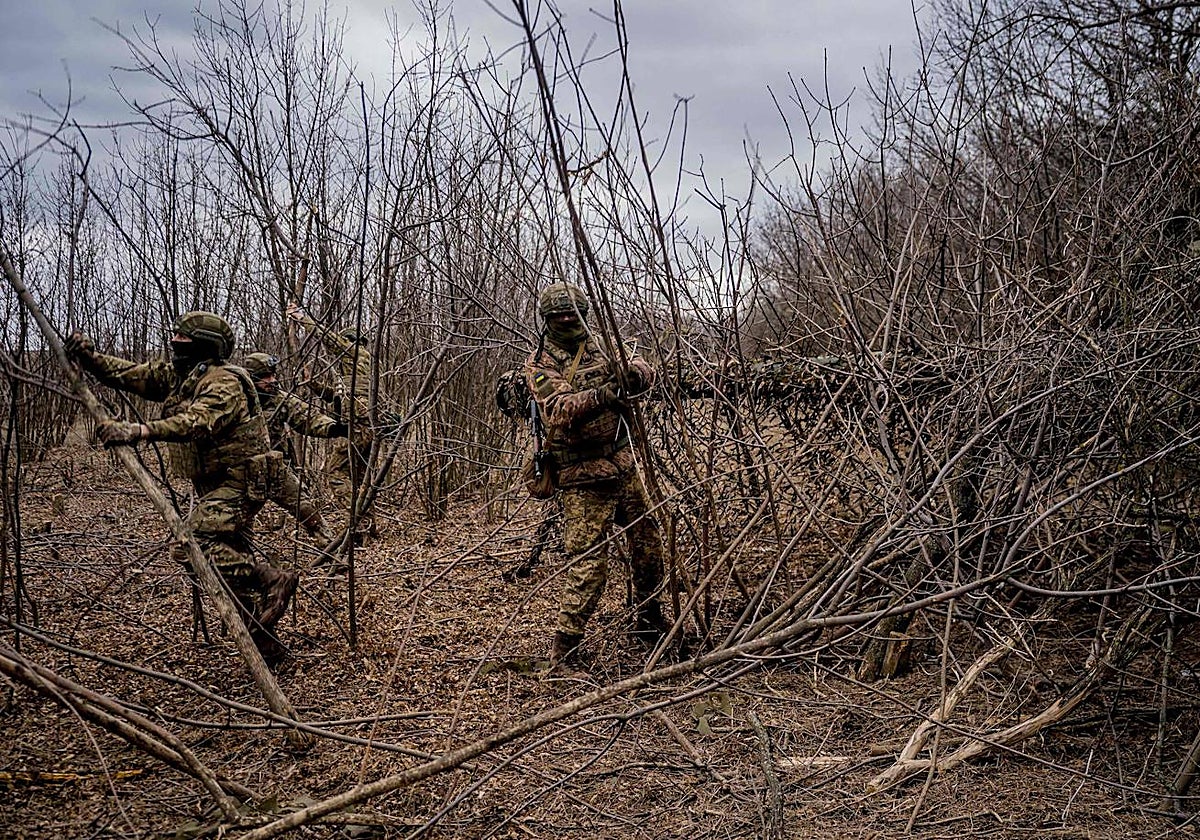 Militares ucranianos en el frente de Bajmut