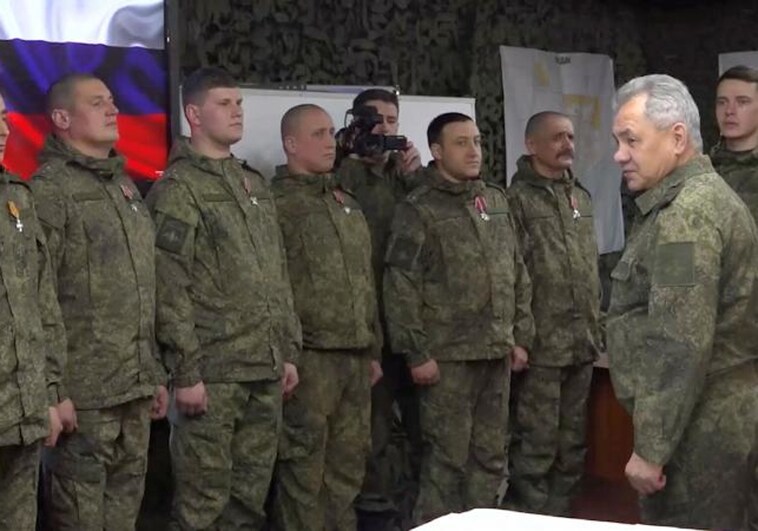 El ministro ruso de Defensa visita el frente en el este de Ucrania en plenos combates en Bajmut
