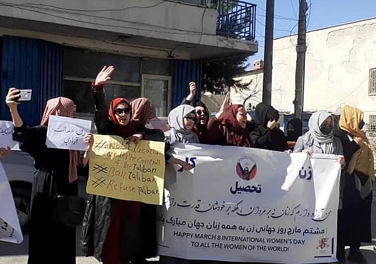 Mujeres afganas desafían a los talibanes con una protesta en Kabul: «Seguiremos luchando»