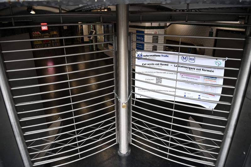 Estación de metro y cercanías cerrada