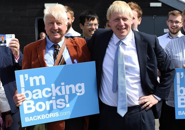 Boris Johnson propone nombrar caballero a su padre