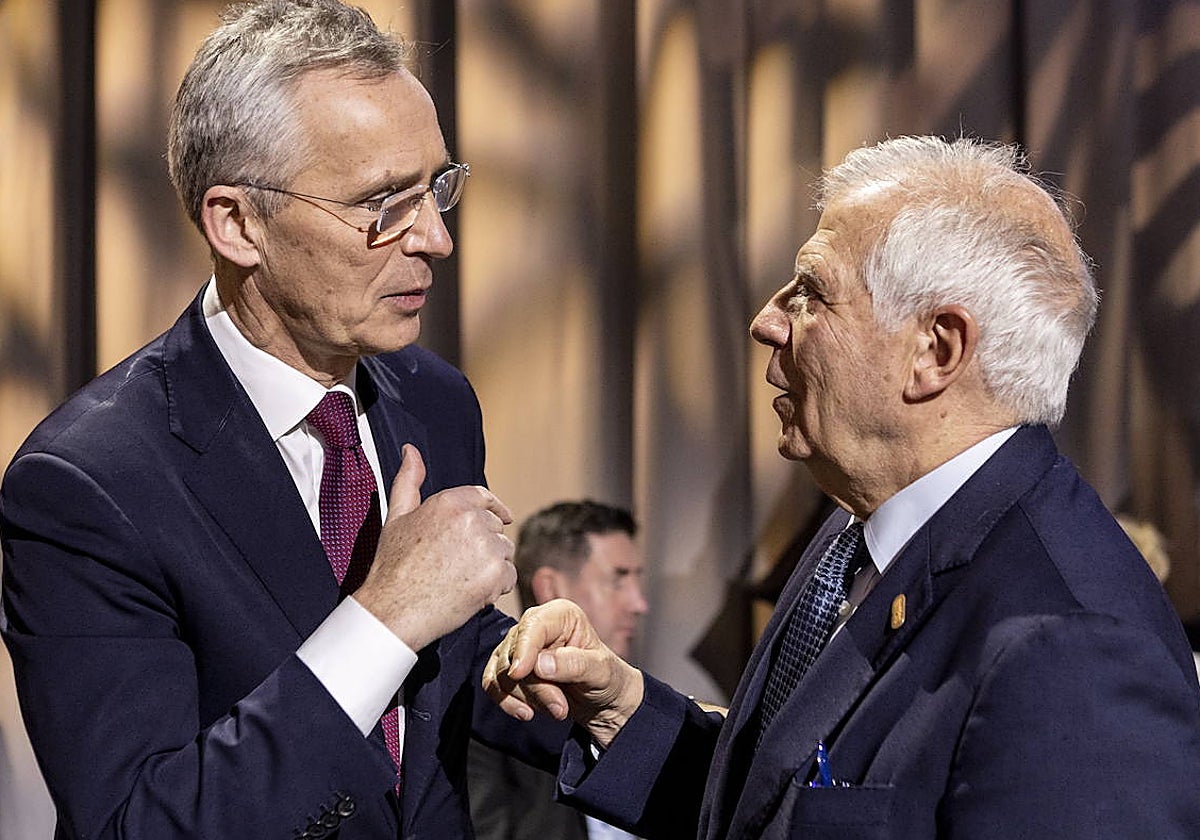 El secretario general de la OTAN, Jens Stoltenberg, junto al jefe de la diplomacia europea, Josep Borrell, en Estocolmo