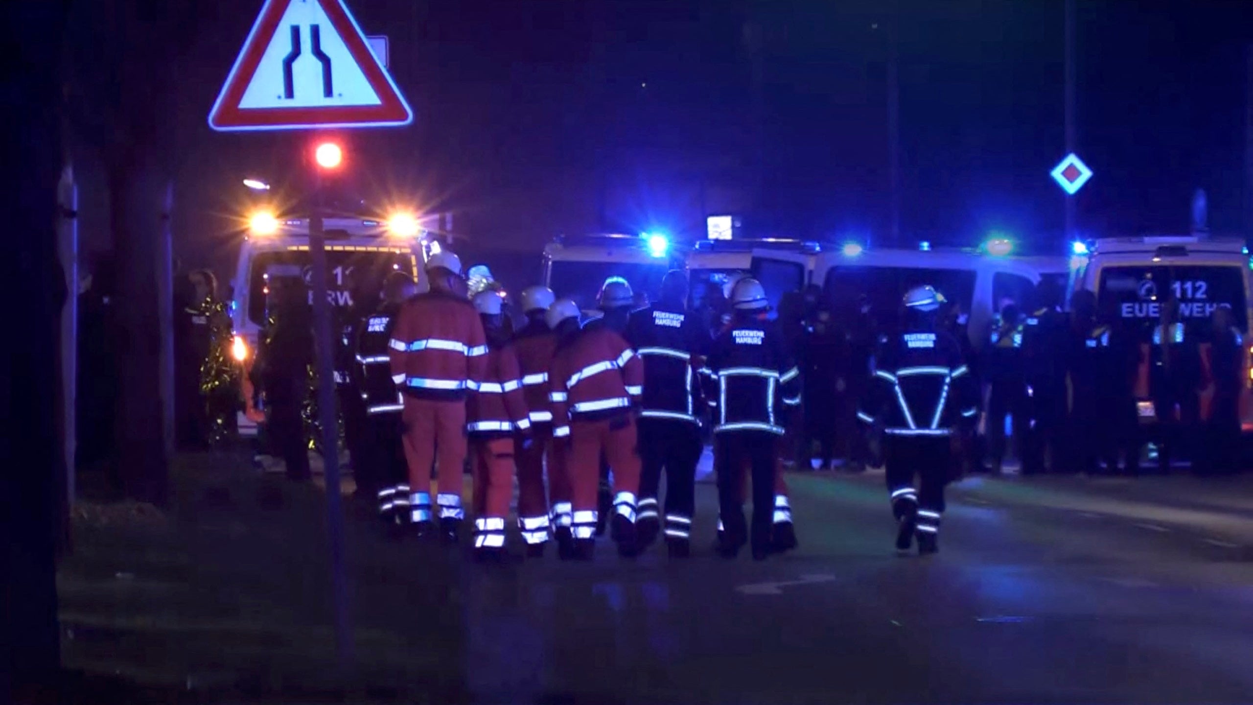 Personal de emergencia en el lugar del tiroteo.