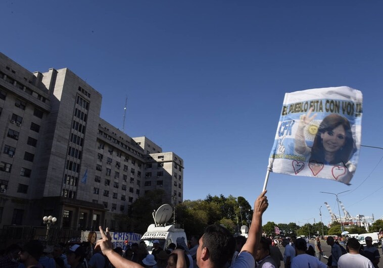 Los kirchneristas se movilizan para defender la inocencia de Cristina Fernández, acusada de corrupción