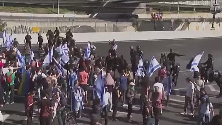 Miles de manifestantes bloquean las vías al aeropuerto de Tel Aviv para protestar contra una reforma legal
