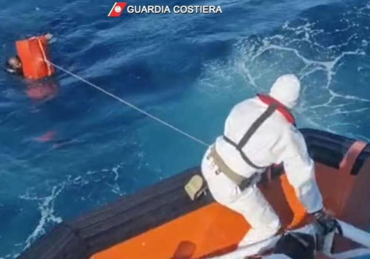 Alarma por un pesquero con 500 inmigrantes cerca de Sicilia