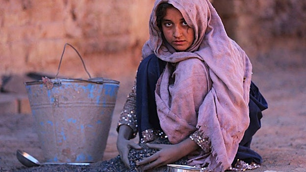 Una niña afgana trabaja en una fábrica de ladrillos en la región de Nangarhar