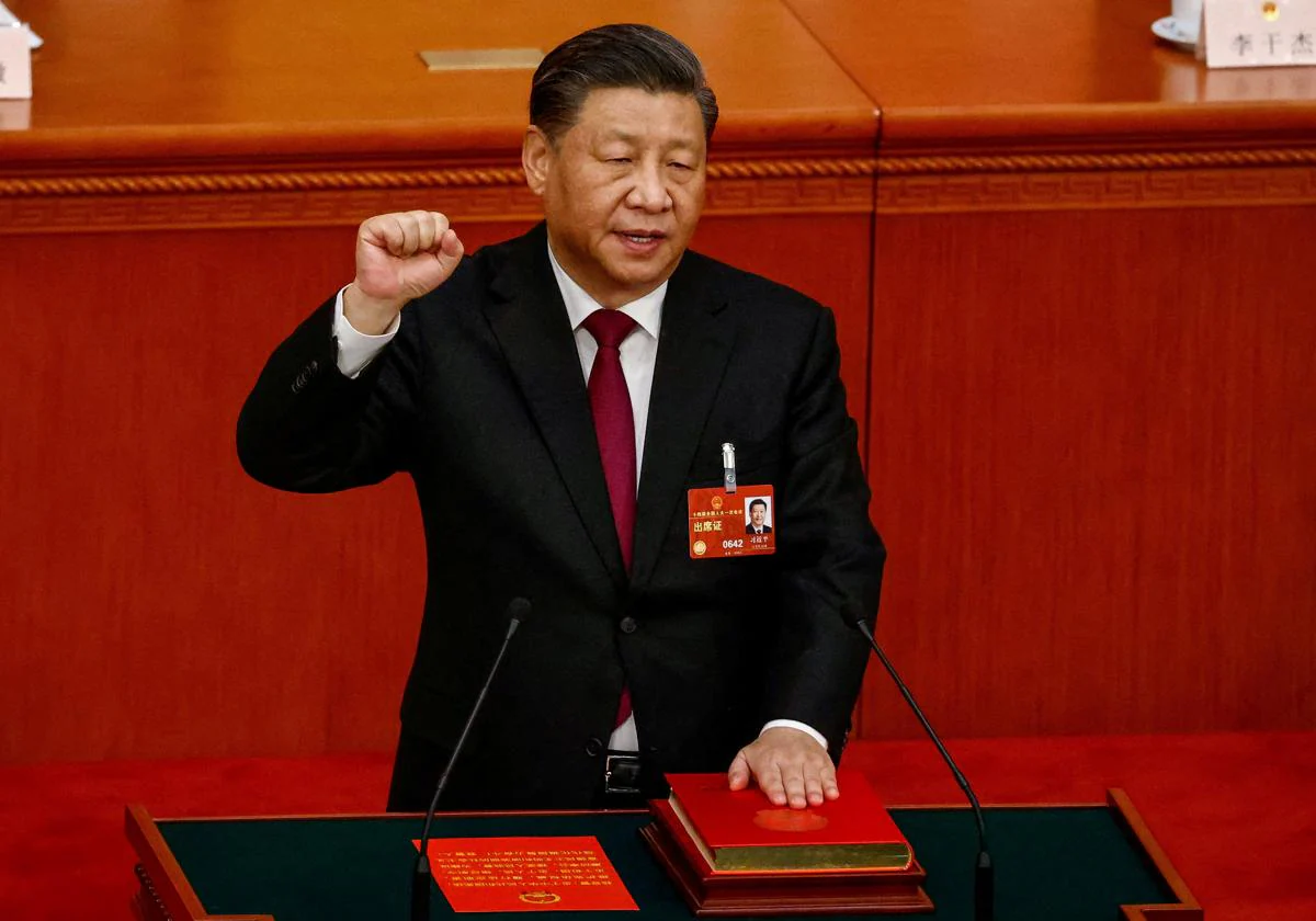 El presidente chino, Xi Jinping, levanta el puño durante la promesa del cargo sobre la Carta Magna del país