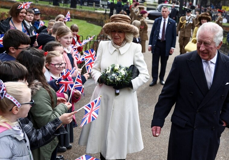 El Rey Carlos III y su esposa y Reina consorte, Camila, saludan a su llegada al castillo de Colchester