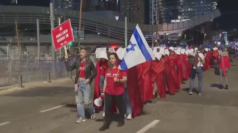 Nueva y masiva protesta en Israel contra la reforma del poder judicial con una creativa 'performance'