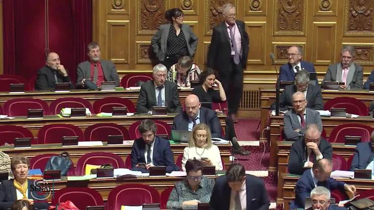 El Senado francés da luz verde al polémico proyecto de reforma de pensiones de Macron