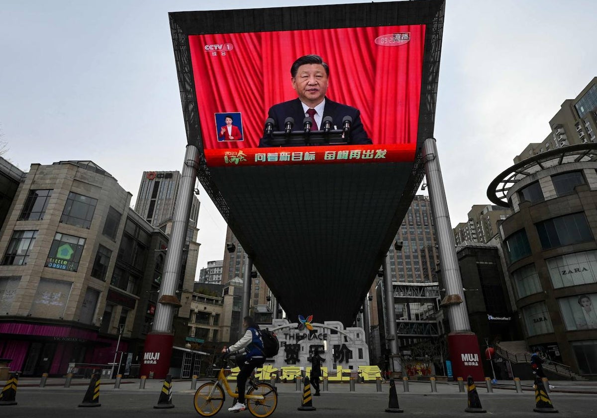 Una pantalla situada en una calle de Pekín muestra el discurso del presidente chino, Xi Jinping