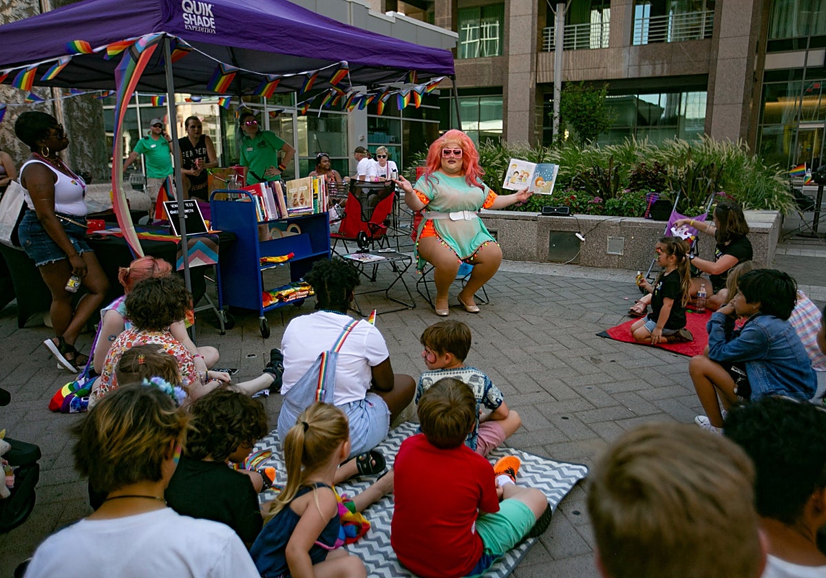 Una 'drag queen' celebra una 'Drag Queen Story Hour' en Carolina del Norte