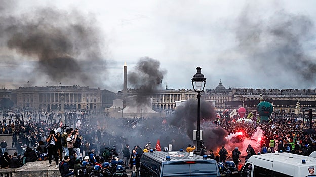 Miles de manifestantes protestan en la plaza de la Concordia, frente al Parlamento francés