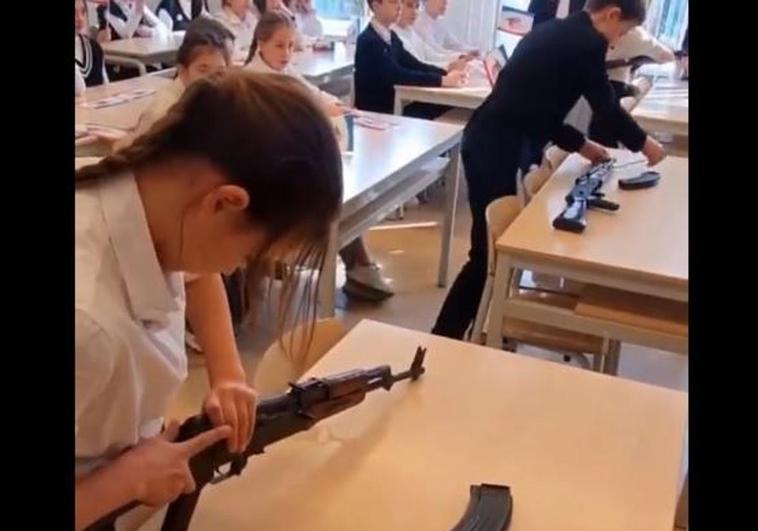 El impactante vídeo de niños rusos aprendiendo a usar armas en el colegio