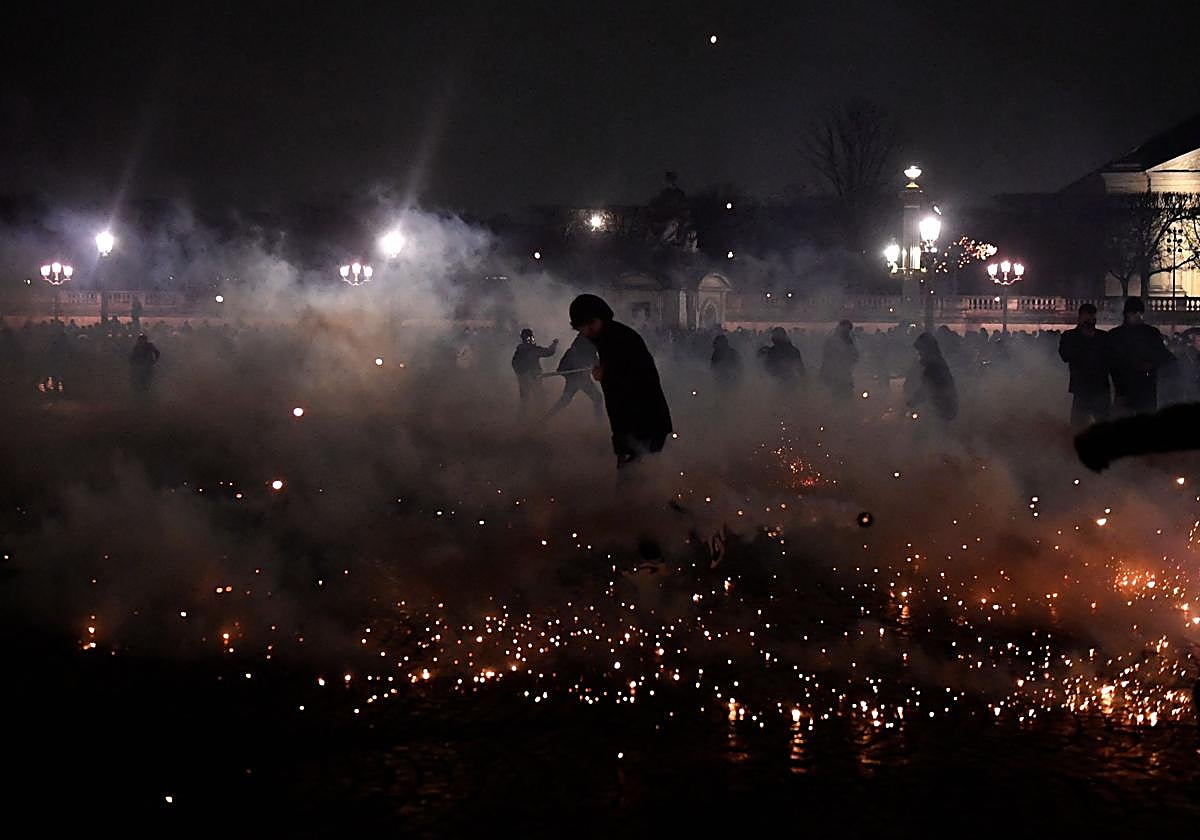 Enfrentamiento entre la policía y los manifestantes durante una manifestación en la Plaza de la Concordia, en París.